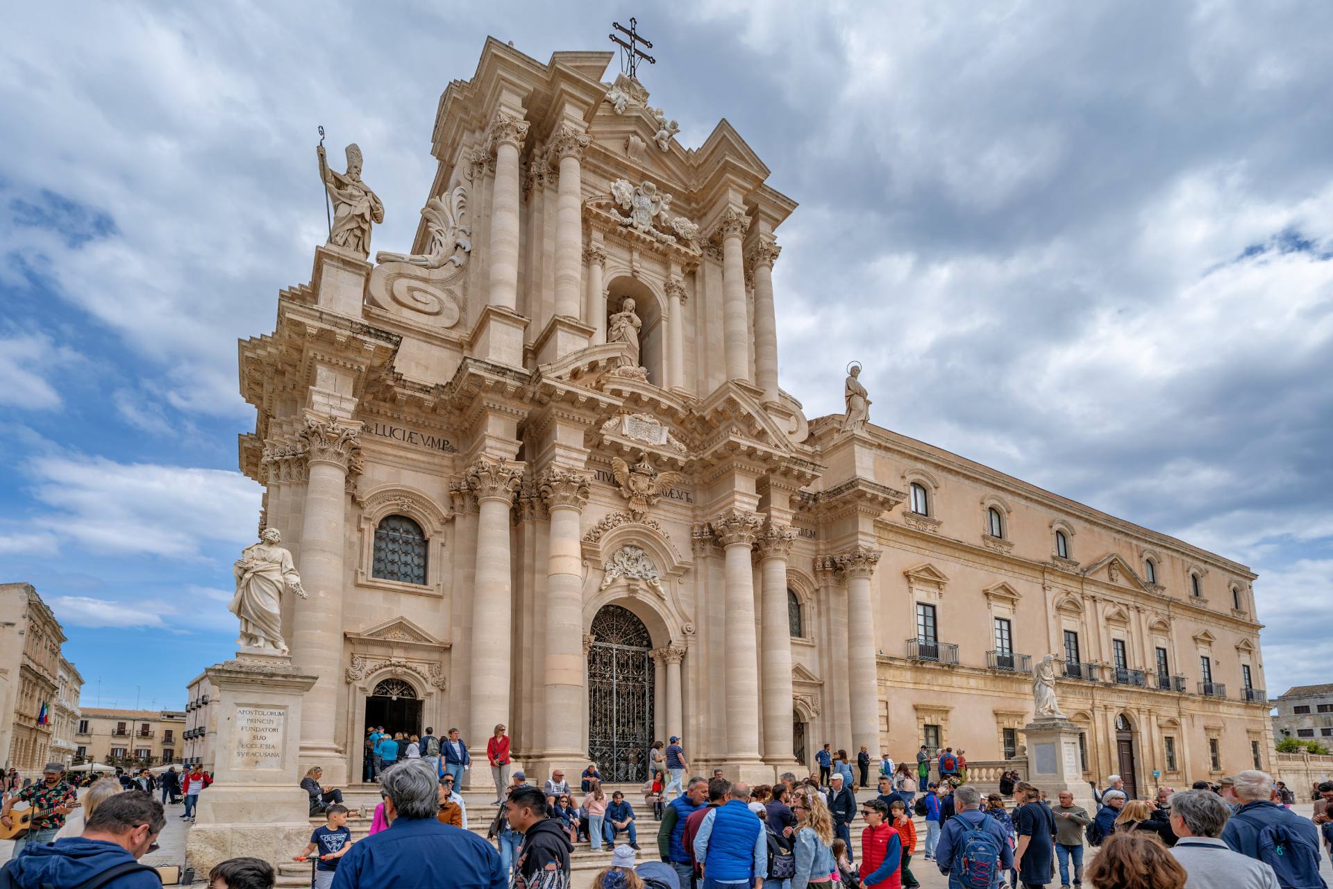 Die Kathedrale von Syrakus auf Ortigia, einst ein Athene geweihter dorischer Tempel, wurde mit dem Christentum zur Kirche umgewandelt. Sie vereint Barock, Rokoko und antike sowie normannische Elemente und gehört zum UNESCO-Weltkulturerbe.